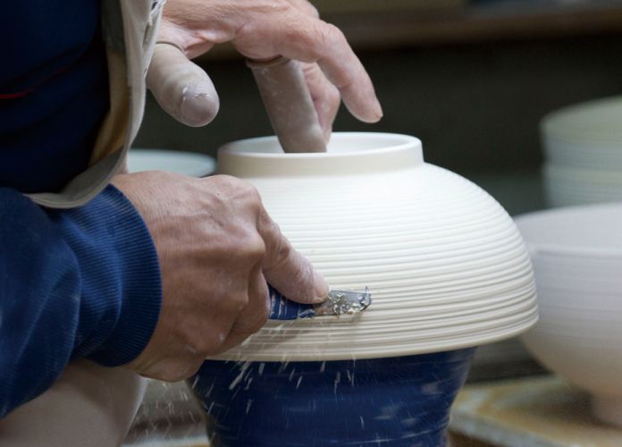 和の薫る上質なひと品 「白山陶器 よしず彫 飯碗ペア（青白釉）」 | 俄